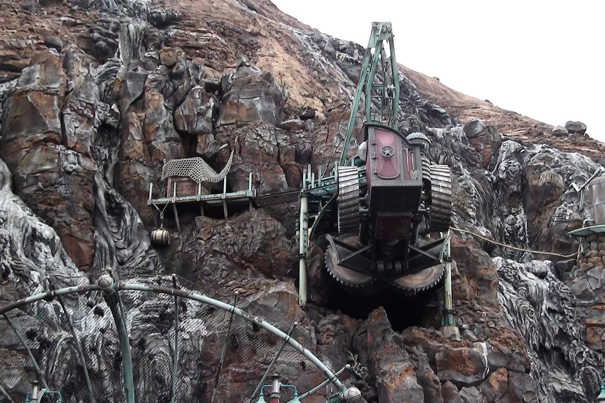 東京ディズニーシーのセンター・オブ・ジ・アースの岩山にある大きなドリル型車両