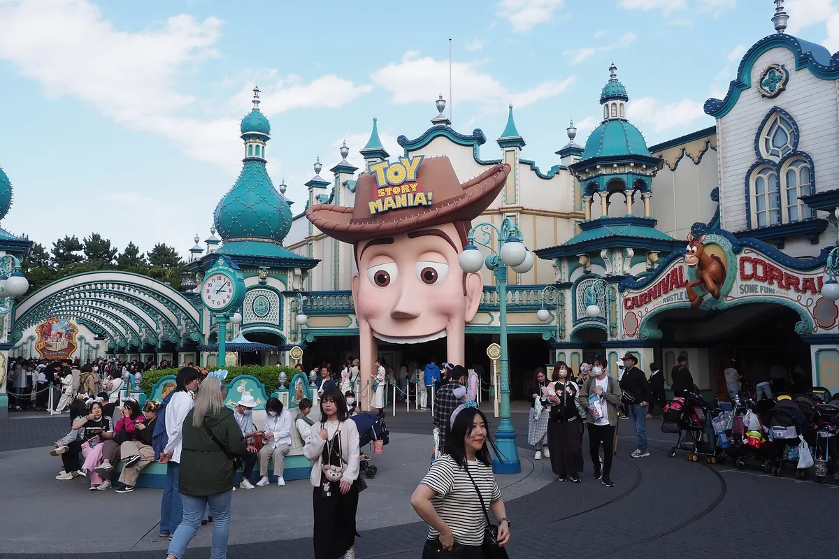 東京ディズニーシーのアメリカンウォーターフロントにあるトイ・ストーリー・マニア！の入り口。建物の上に大きなウッディの頭部がある