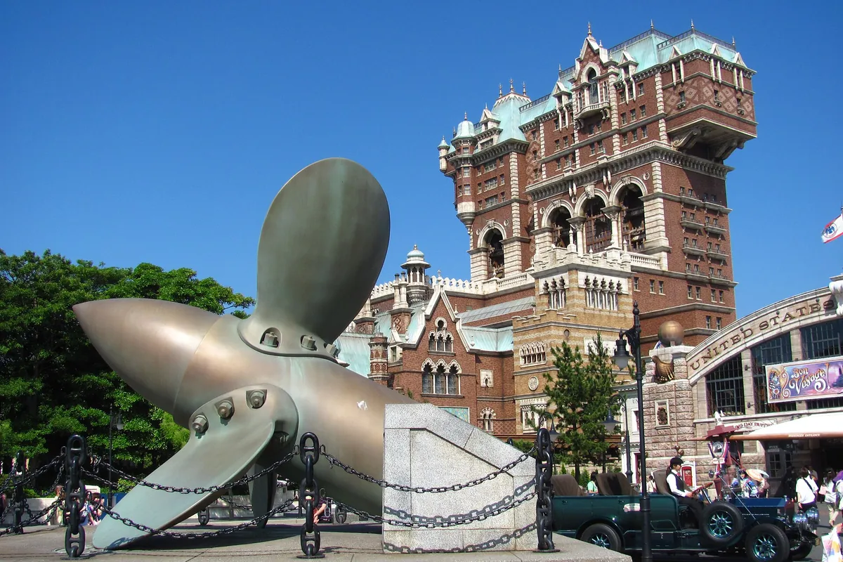 東京ディズニーシーのタワー・オブ・テラーの建物、ホテルハイタワーの前にある、鎖に巻かれた大きな船のプロペラのオブジェ