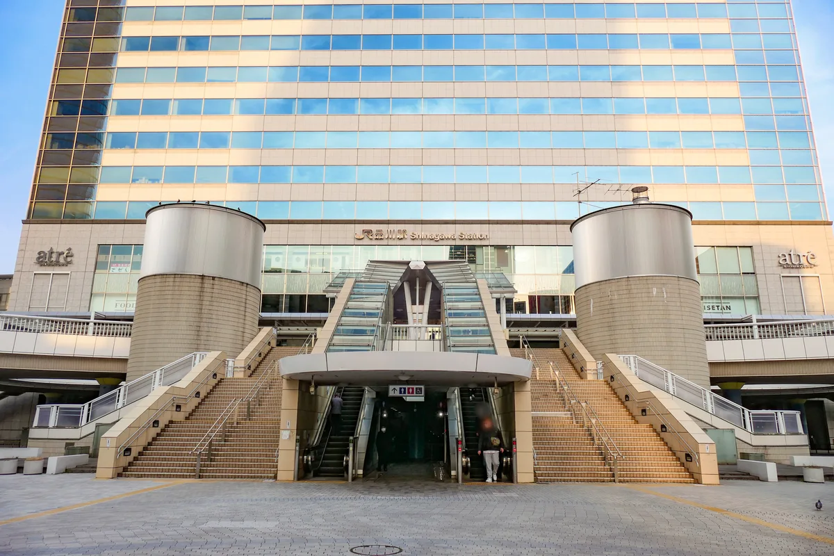 JR品川駅の港南口（東側）。広い階段とエスカレーターが駅前の広場へ下りる