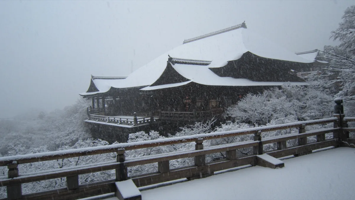 冬に雪が積もった京都の清水寺